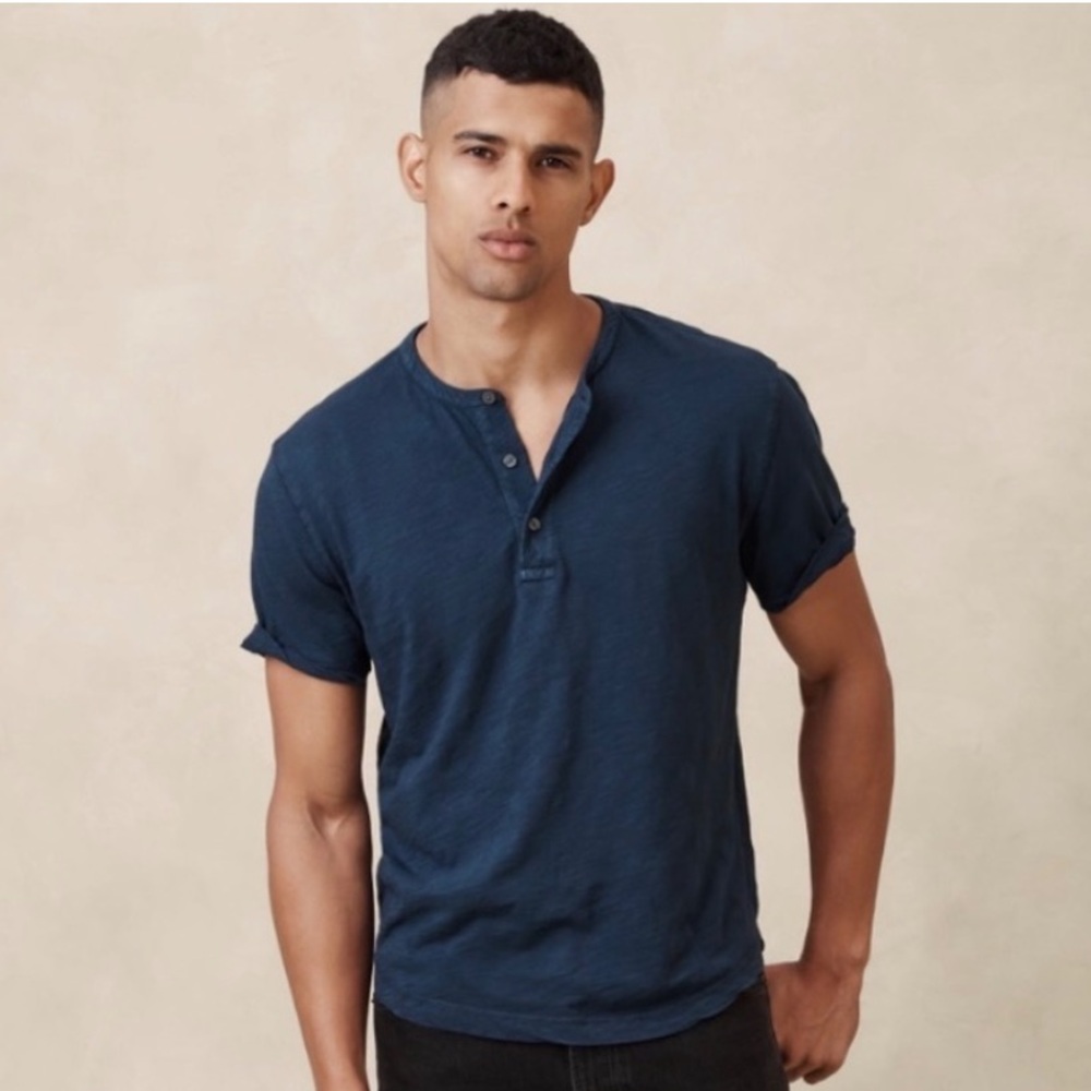 Banana Republic Men's Short Sleeve Henley T-Shirt in Navy Blue